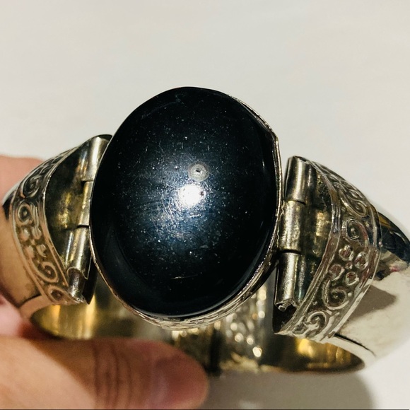 LARGE THICK SILVER & LARGE ONYX BANGLE WITH OPENING CLAP - Picture 2 of 4